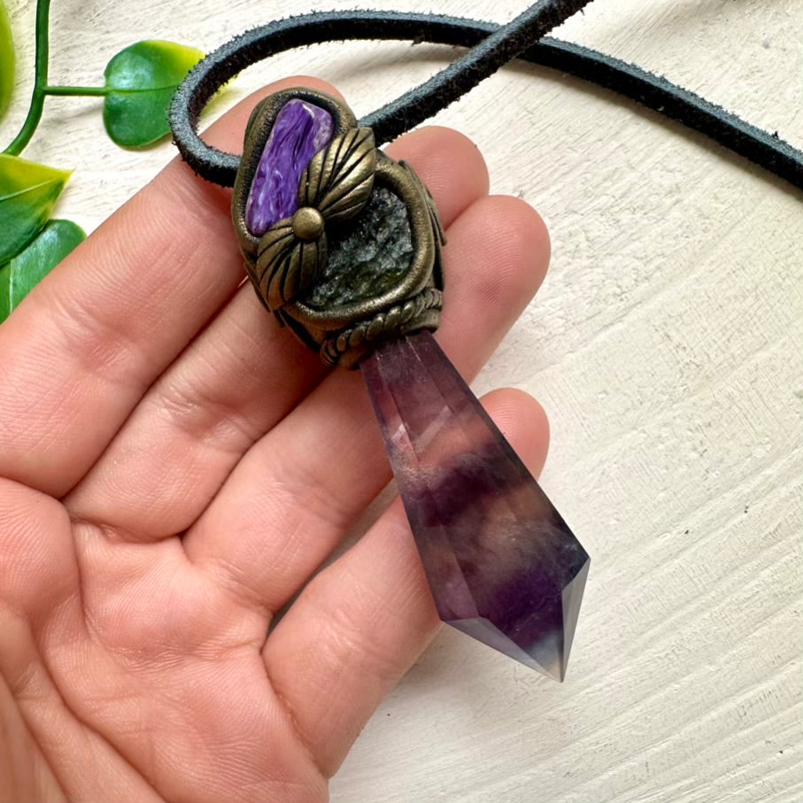 Regenbogenfarbene Halskette aus Fluorit, Moldavit und Charoit, handgefertigter Rohkristallschmuck