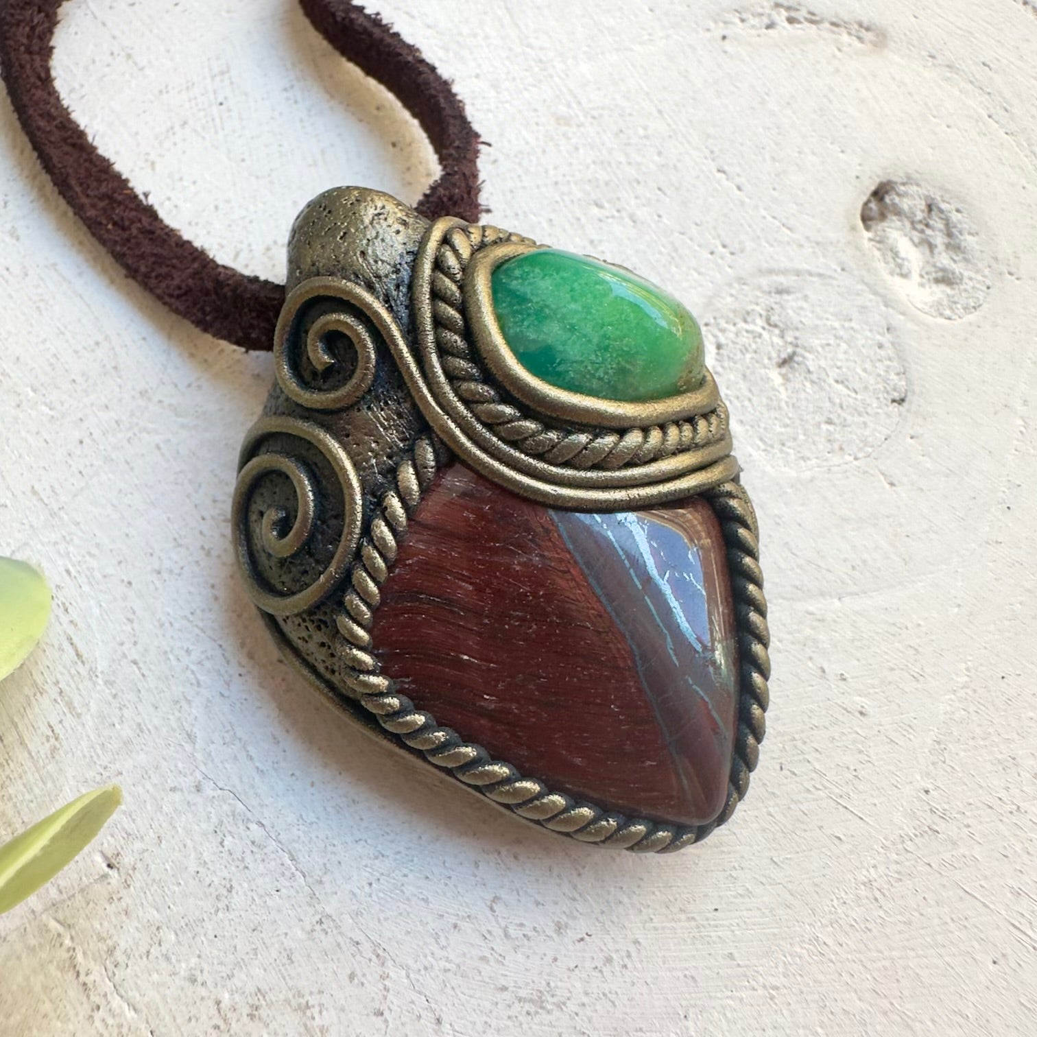 Unisex crystal pendant necklace for protection and emotional balance