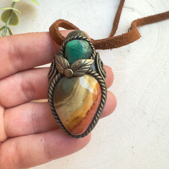 Unisex crystal necklace for grounding and emotional balance