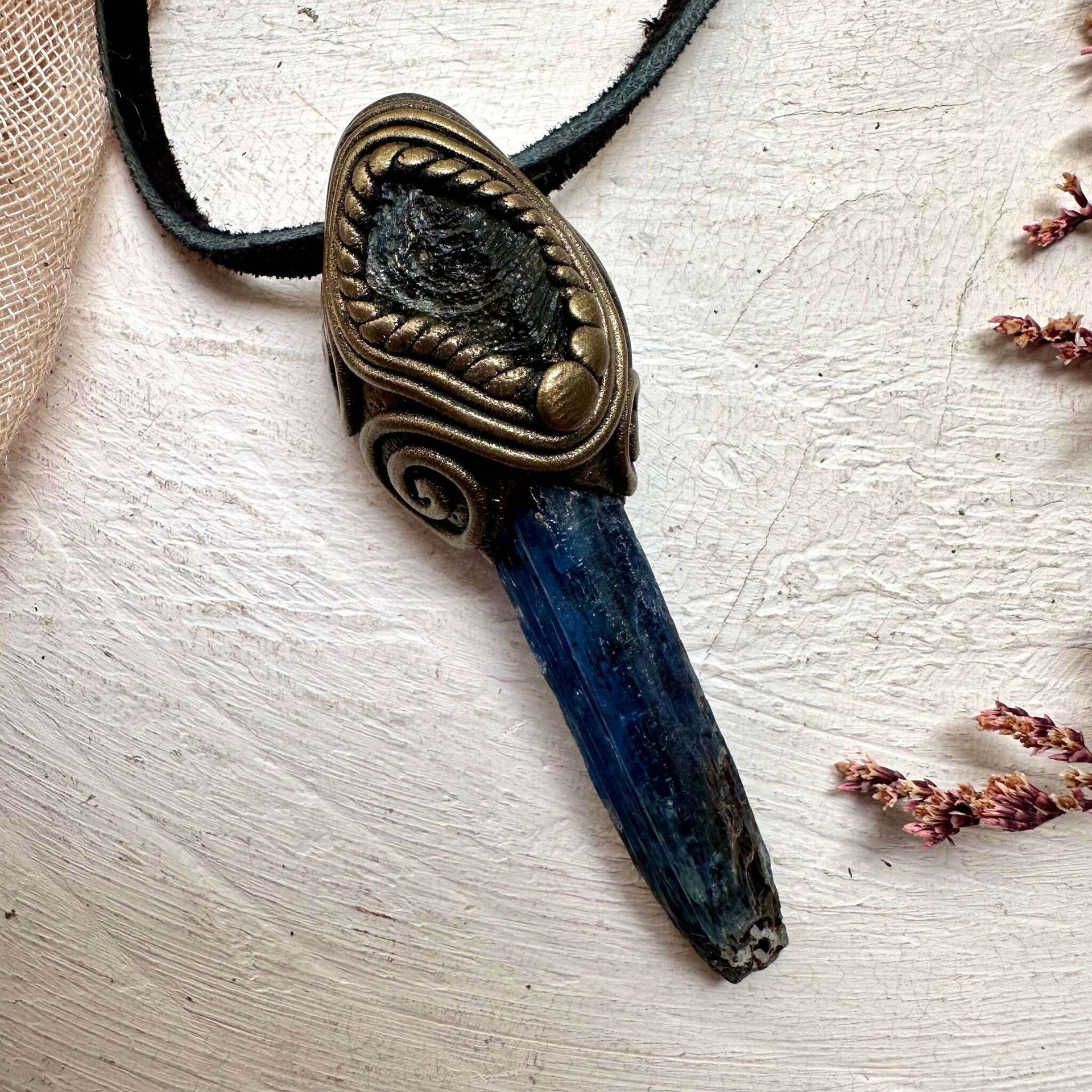 Halskette mit Anhänger aus blauem Kyanit und Moldavit