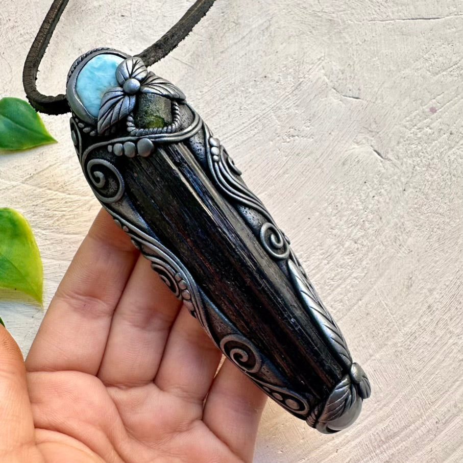 Schwarzer Turmalin, Larimar, Bergkristall, Moldavit – Heilkristallstab/Anhänger