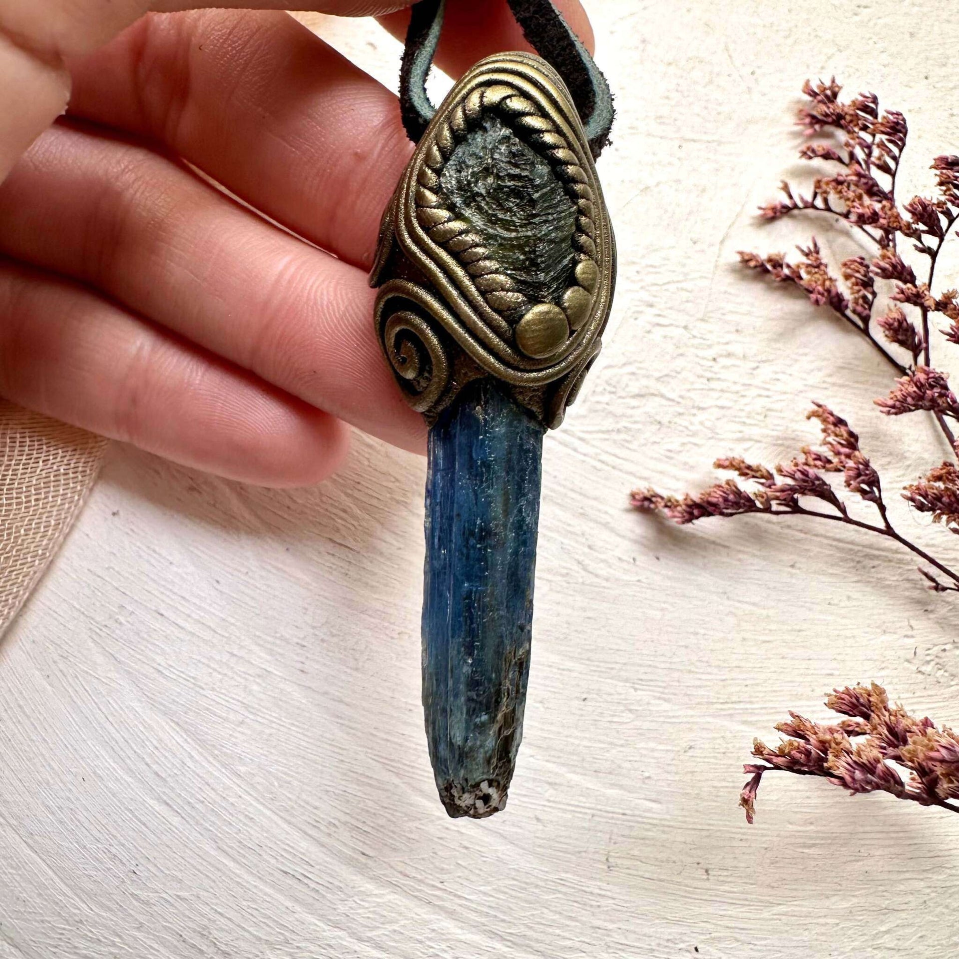 Halskette mit Anhänger aus blauem Kyanit und Moldavit