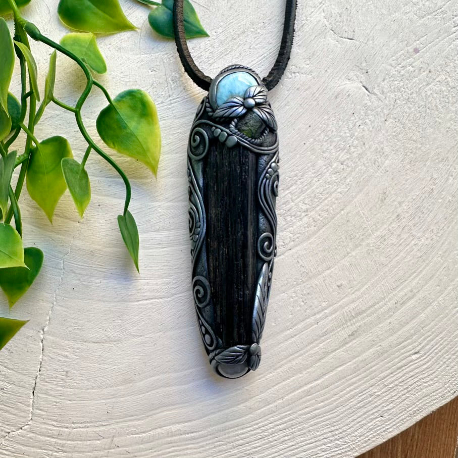 Schwarzer Turmalin, Larimar, Bergkristall, Moldavit – Heilkristallstab/Anhänger