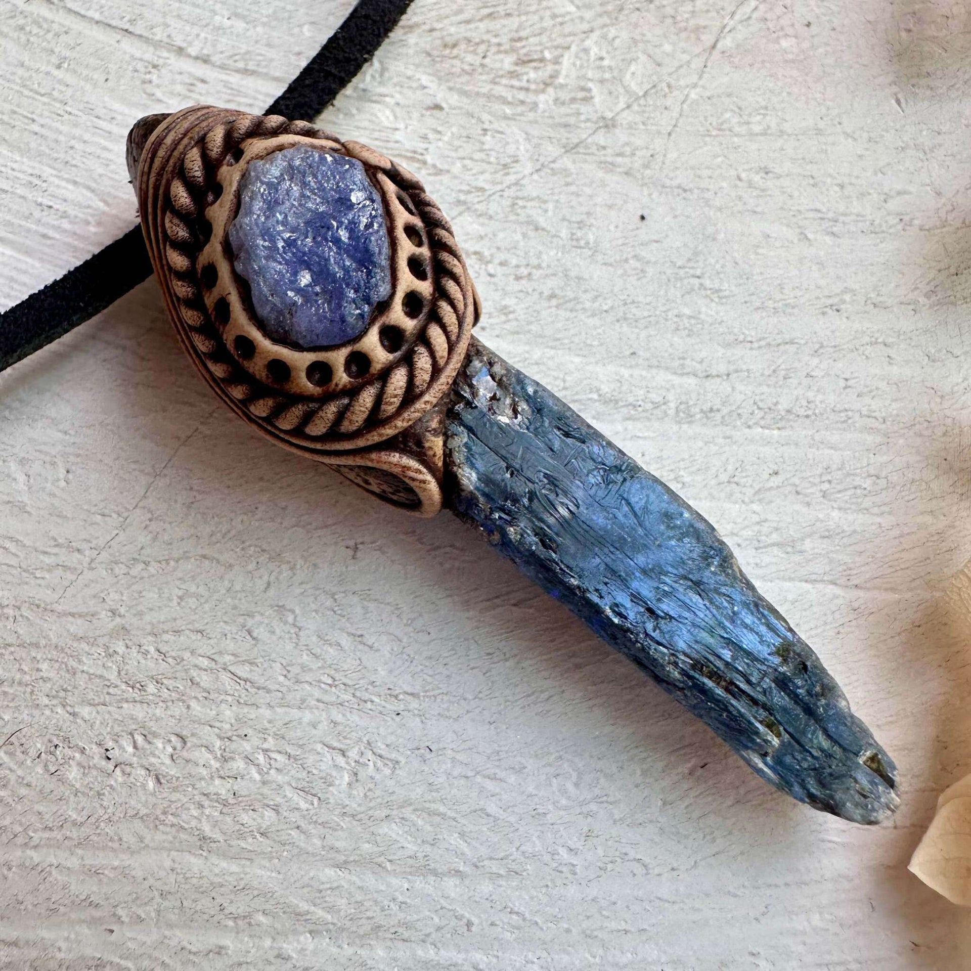 Halskette mit Anhänger aus blauem Kyanit und Tansanit