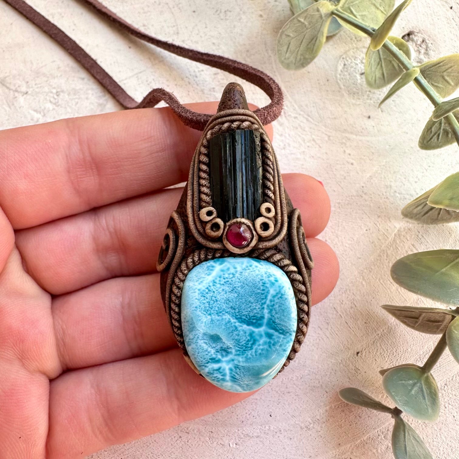 Unisex crystal necklace for emotional strength and calm