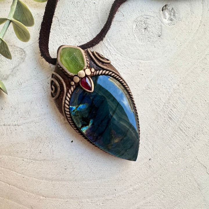 Unisex Labradorite Crystal Necklace – Raw Peridot & Rhodolite Garnet Jewelry
