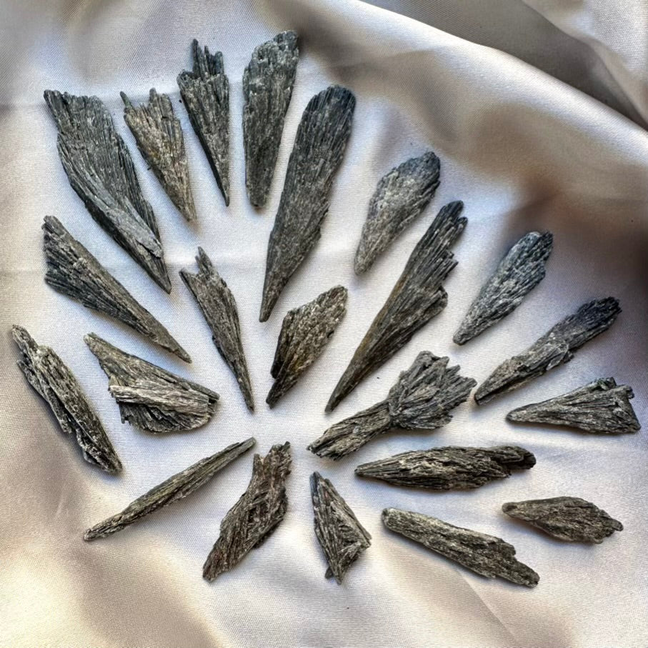 natural black kyanite stone