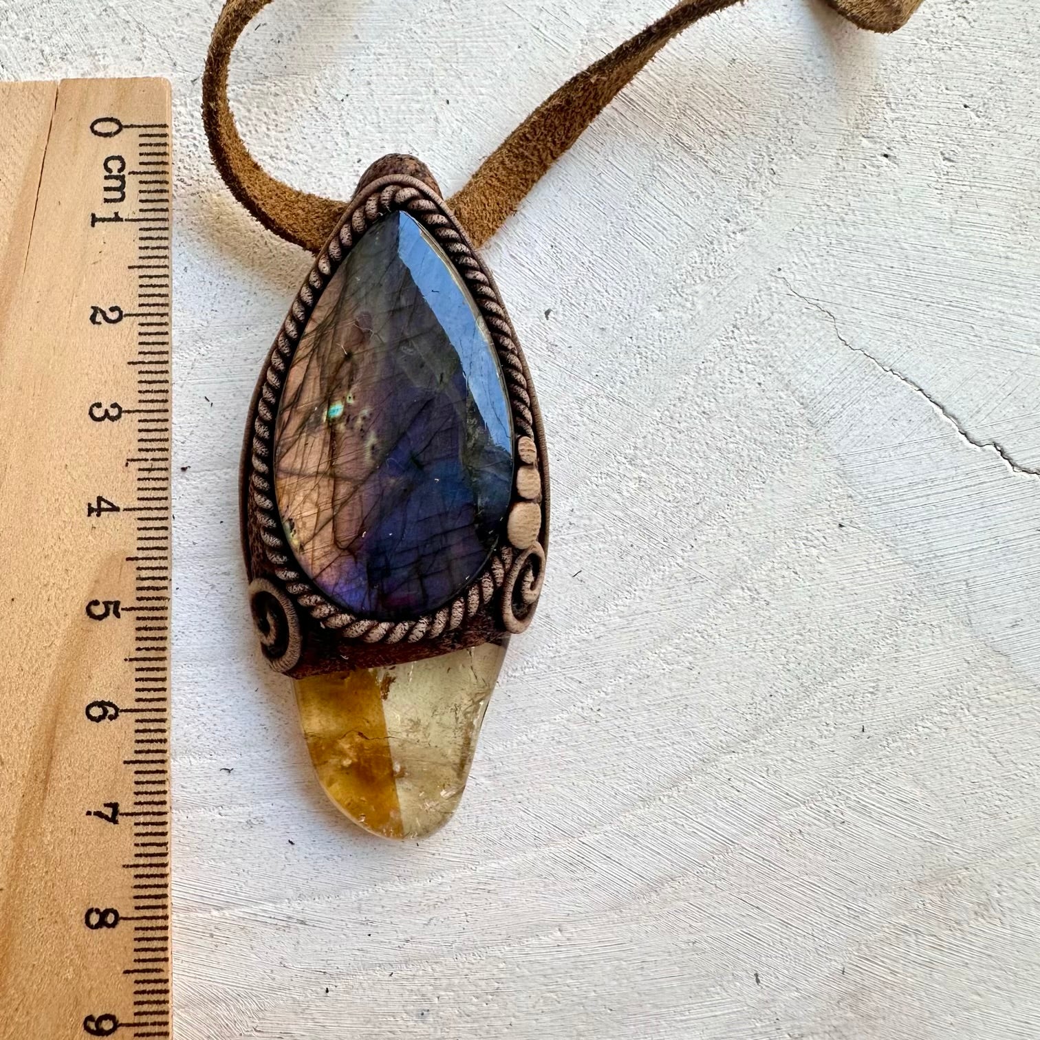 Healing crystal pendant for abundance and self-discovery