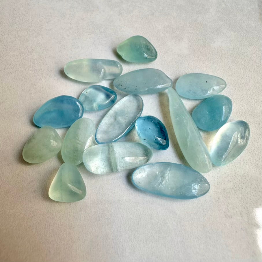 Aquamarine healing crystals for communication and calm