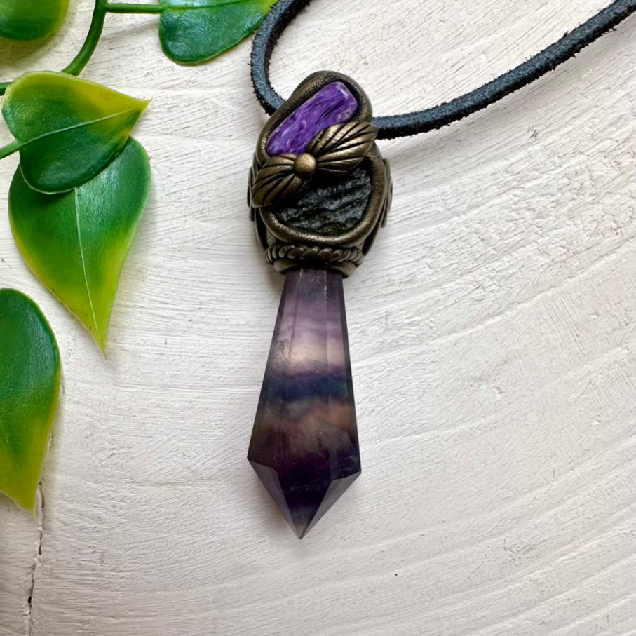 Regenbogenfarbene Halskette aus Fluorit, Moldavit und Charoit, handgefertigter Rohkristallschmuck