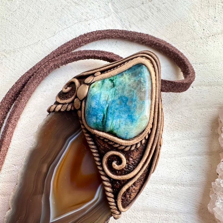 Agate slice and chrysocolla healing crystal necklace