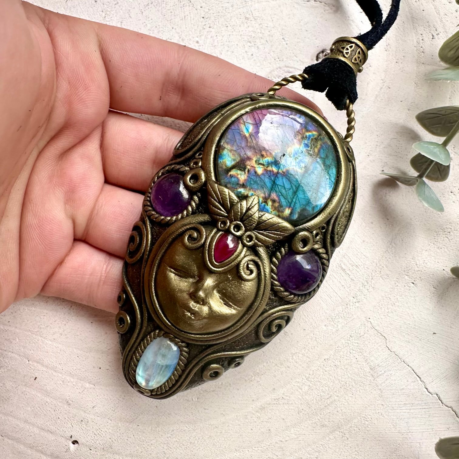 Spiritual necklace for intuition, protection and emotional balance