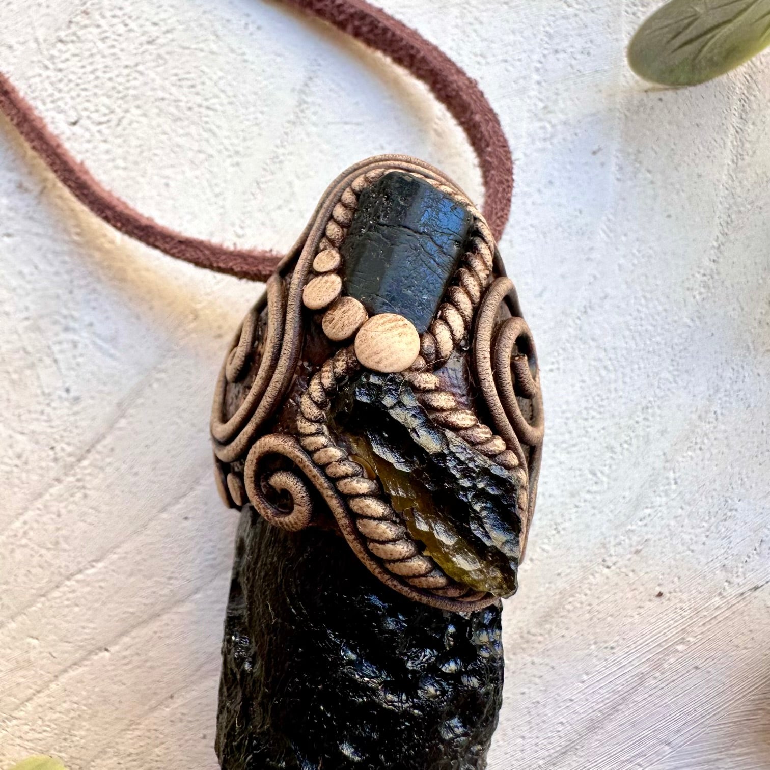 Natural crystal necklace combining tektite and tourmaline