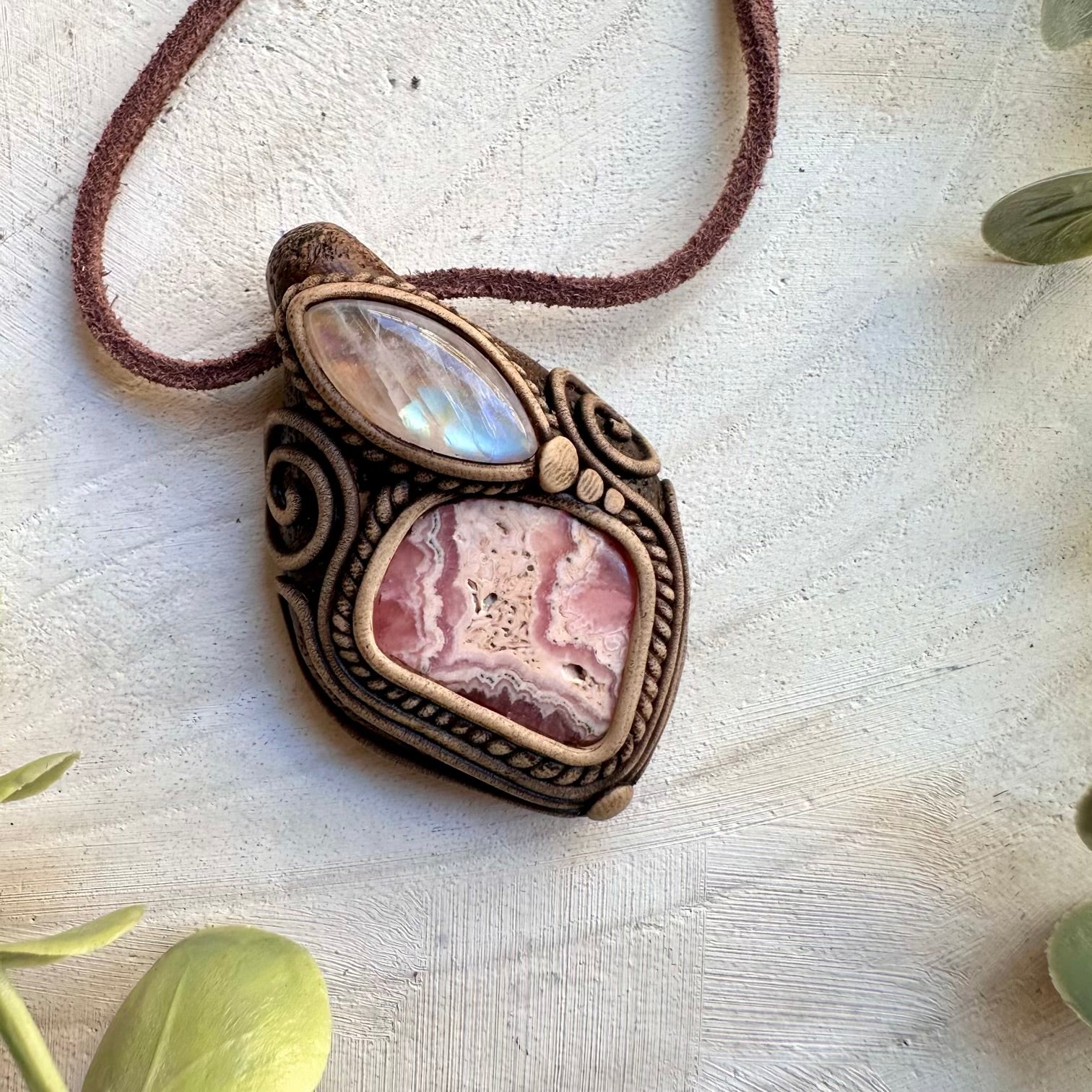 Crystal necklace combining moonstone and rhodochrosite