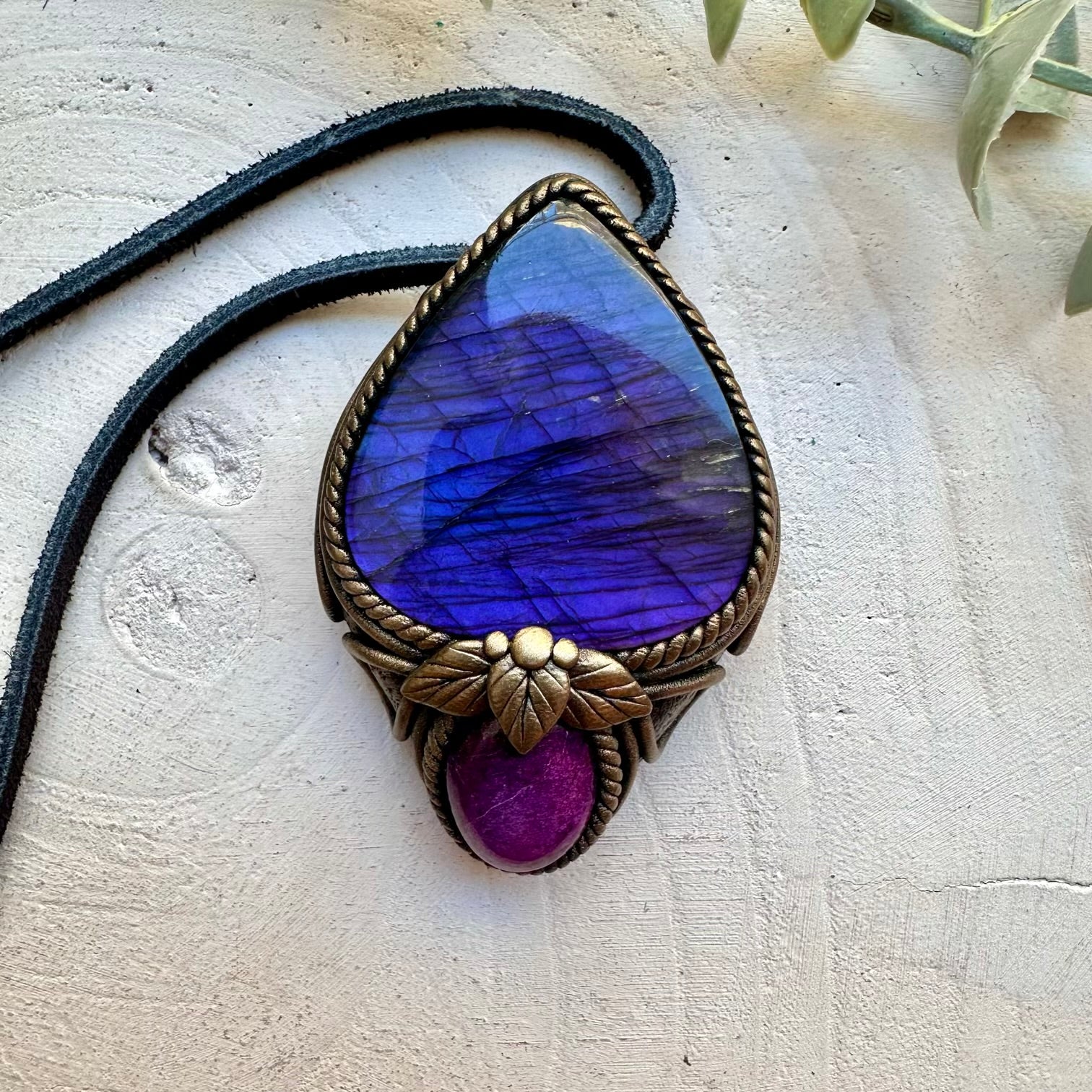 Healing crystal necklace with purple labradorite