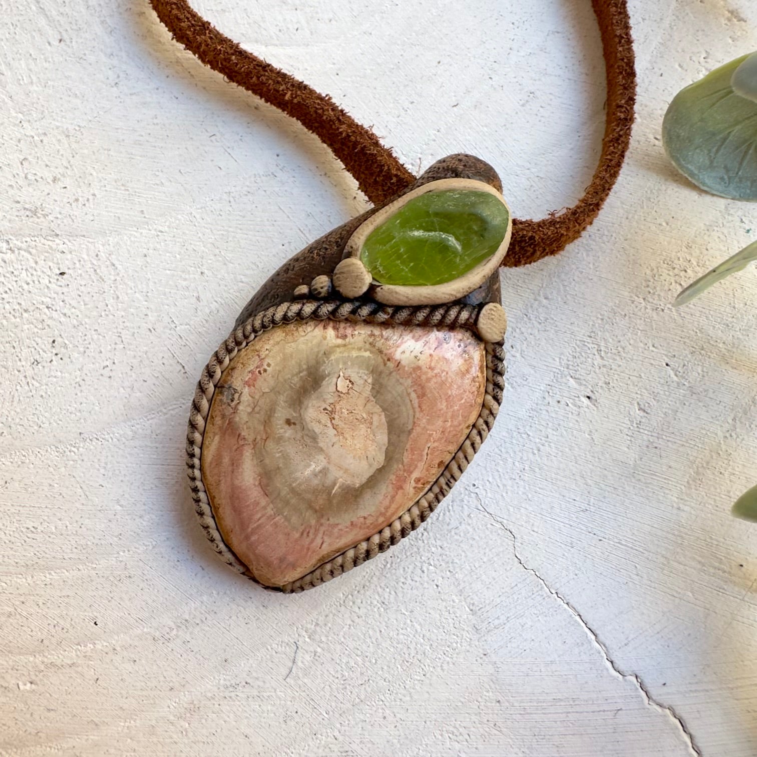 Crystal pendant necklace combining wood fossil and Peridot