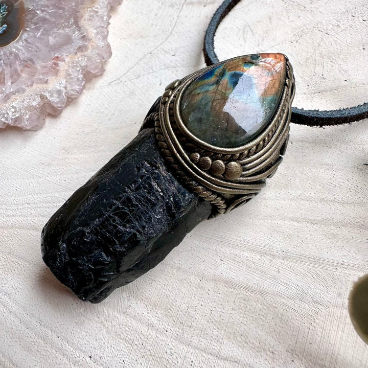 Protection jewelry combining black tourmaline and labradorite