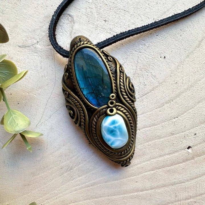 Healing crystal pendant with labradorite and larimar