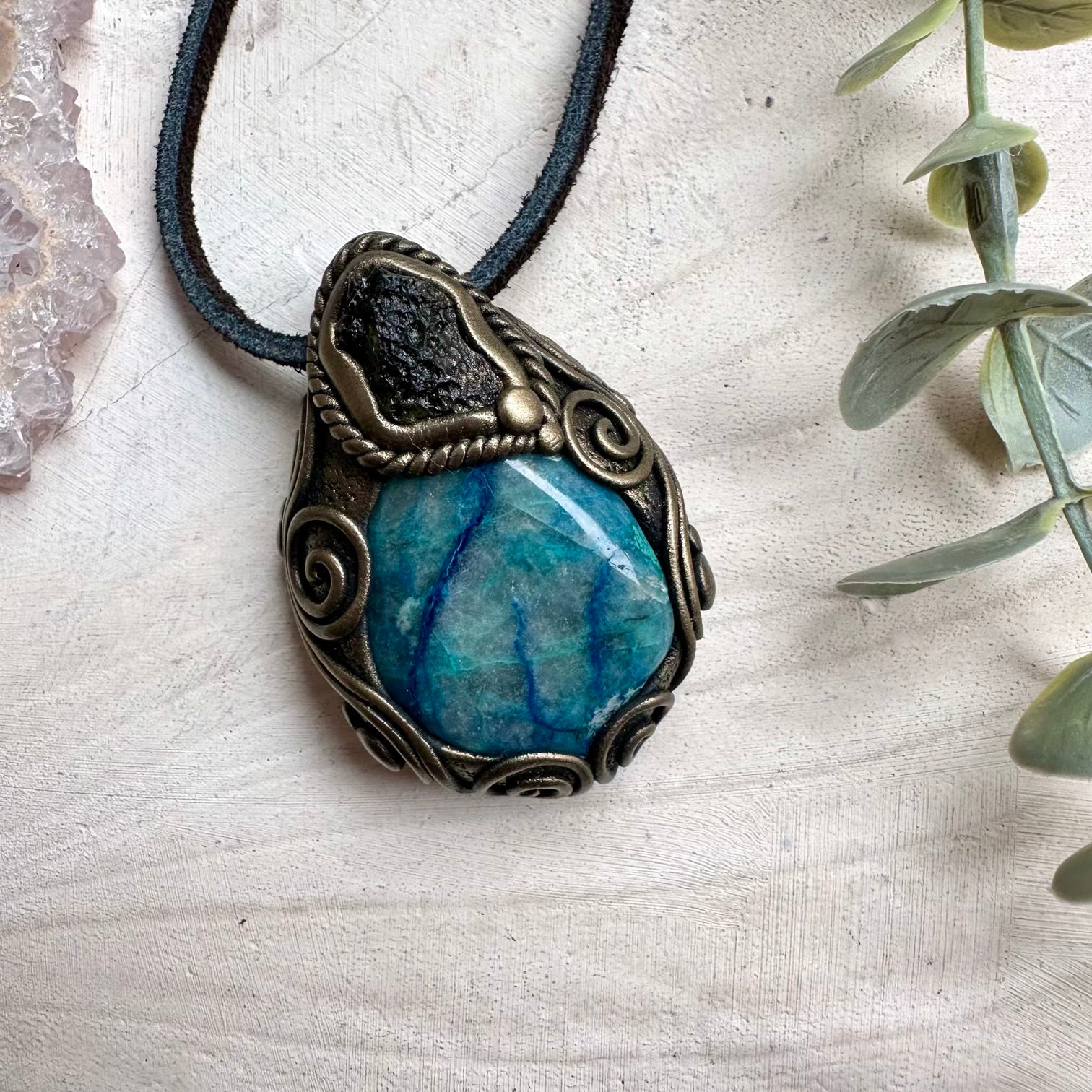 Healing crystal pendant with moldavite and quantum quattro