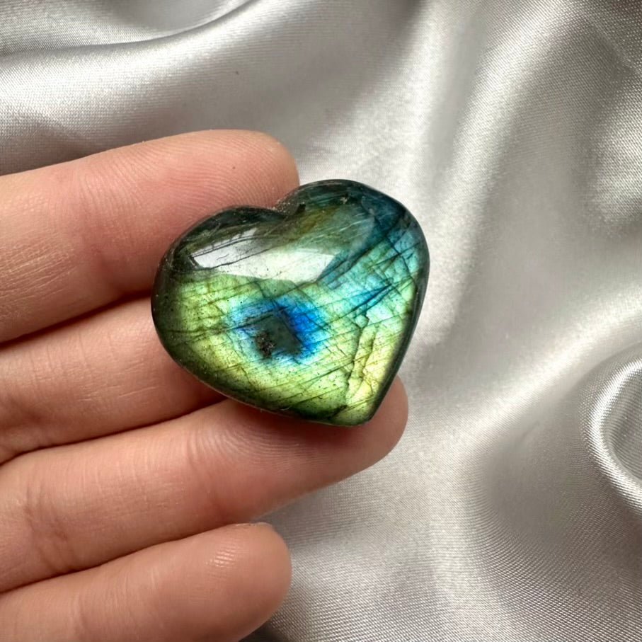 Labradorite Heart – Natural Polished Gemstone for Protection, Intuition & Energy Transformation (1 or 5 Pieces Set) - FairyGardenGlow