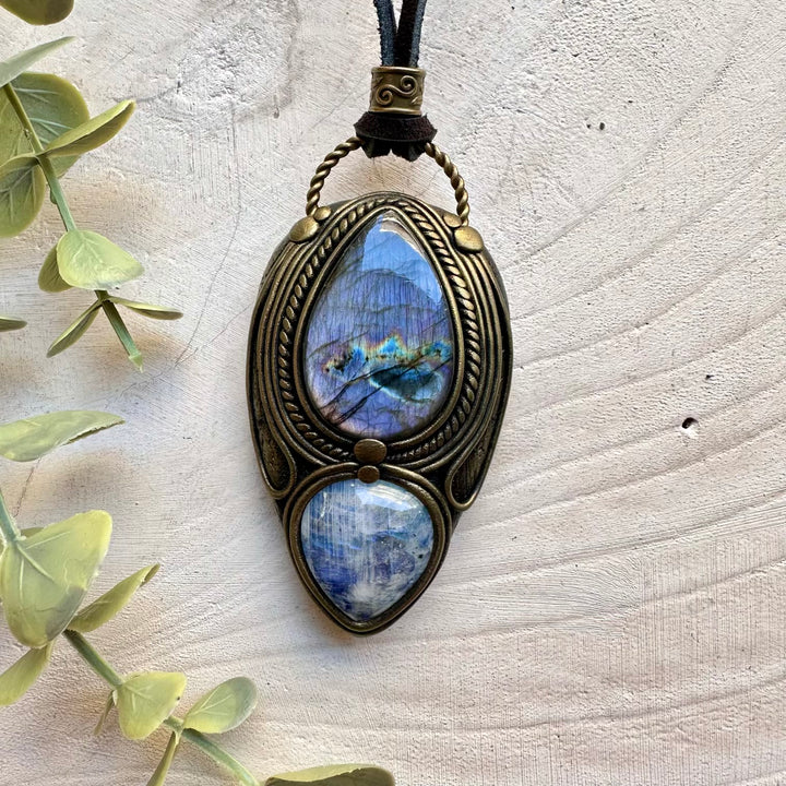 Energy pendant with labradorite and moonstone