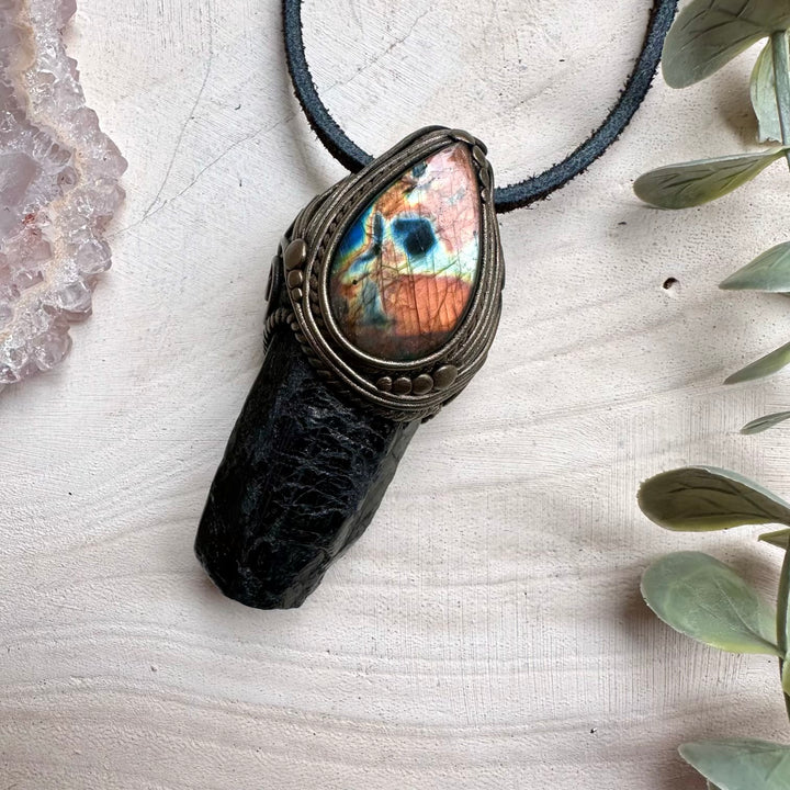 Protection jewelry combining black tourmaline and labradorite