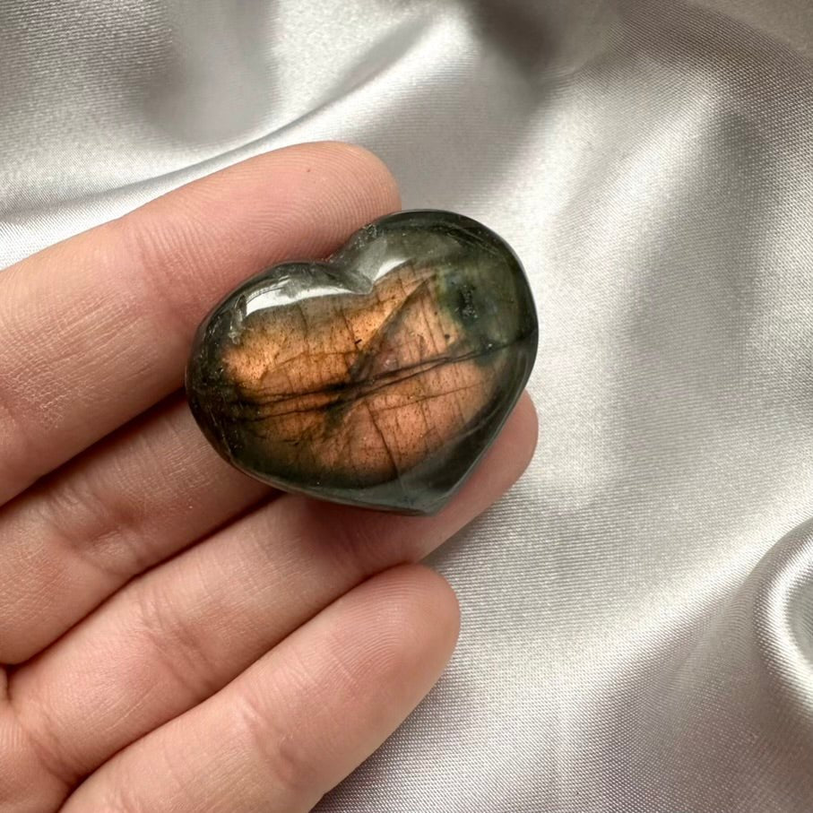 Labradorite Heart – Natural Polished Gemstone for Protection, Intuition & Energy Transformation (1 or 5 Pieces Set) - FairyGardenGlow