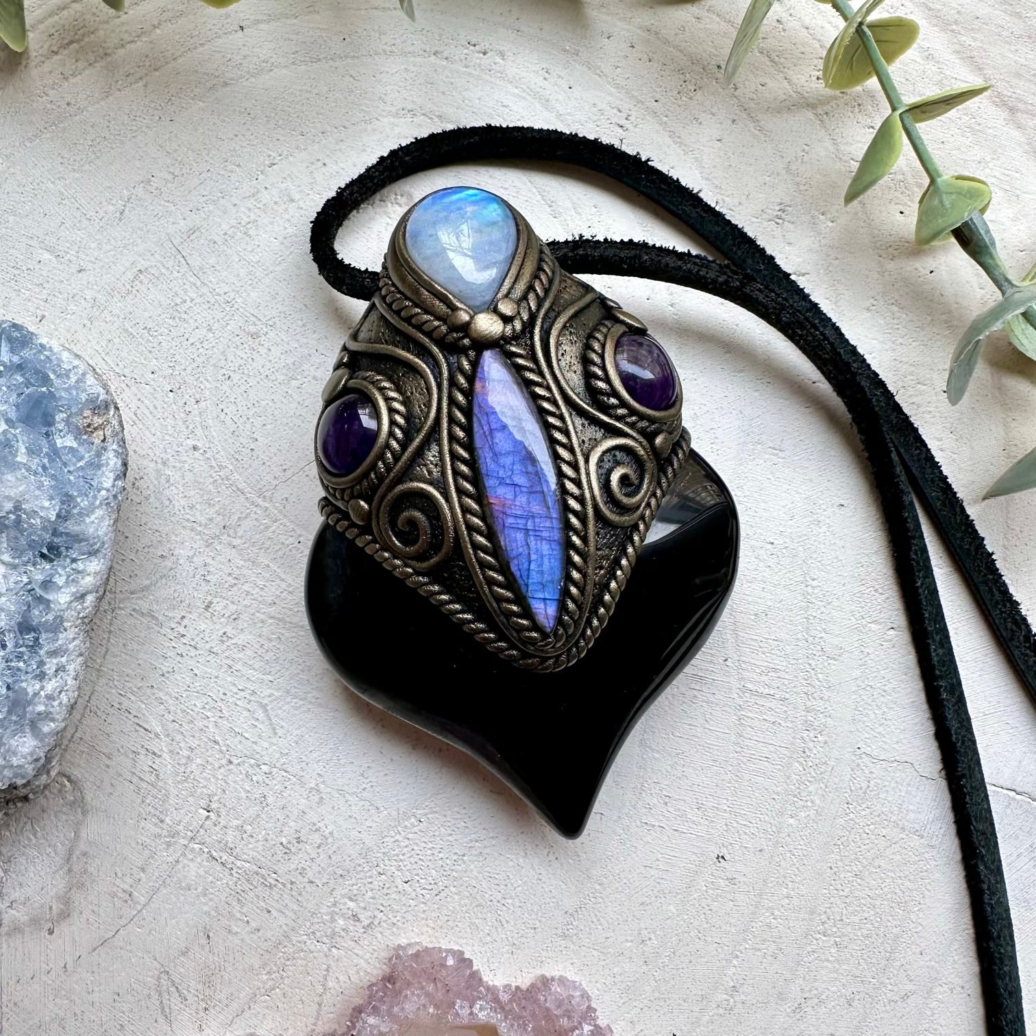Healing crystal pendant with labradorite moonstone and amethyst