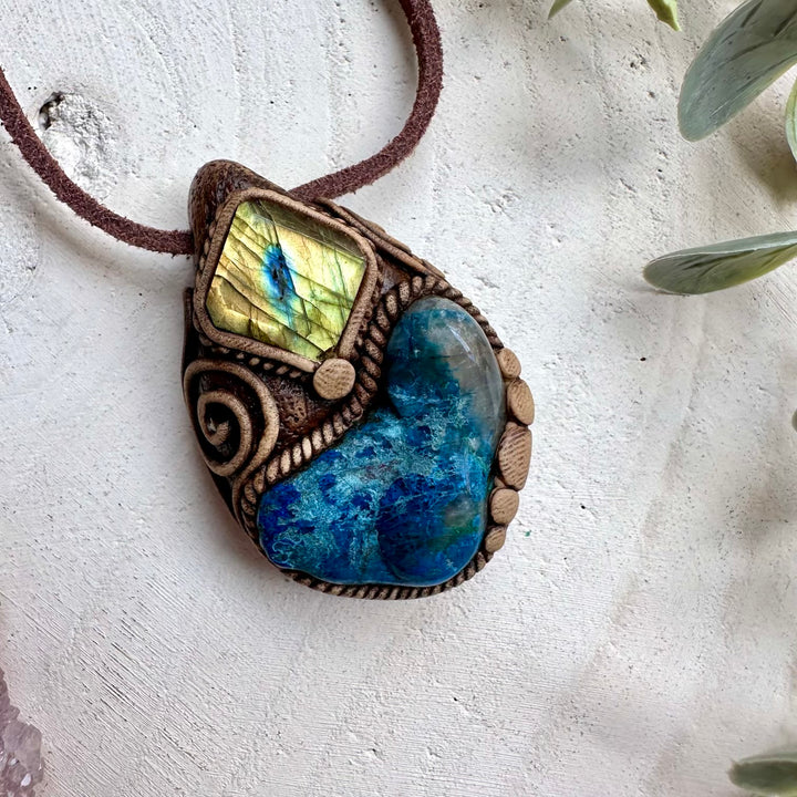Healing crystal pendant with shattuckite and labradorite
