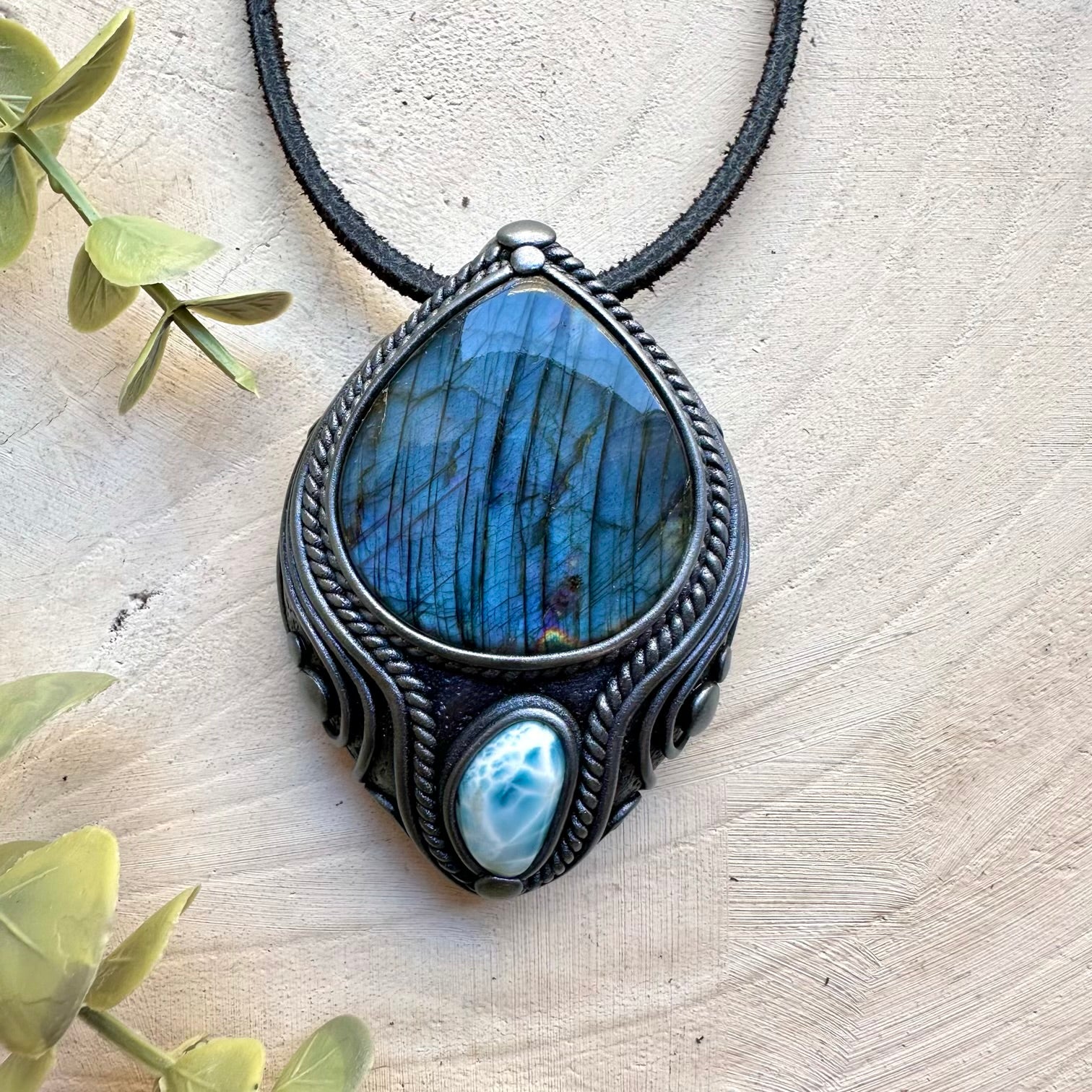 Healing crystal pendant with labradorite and larimar