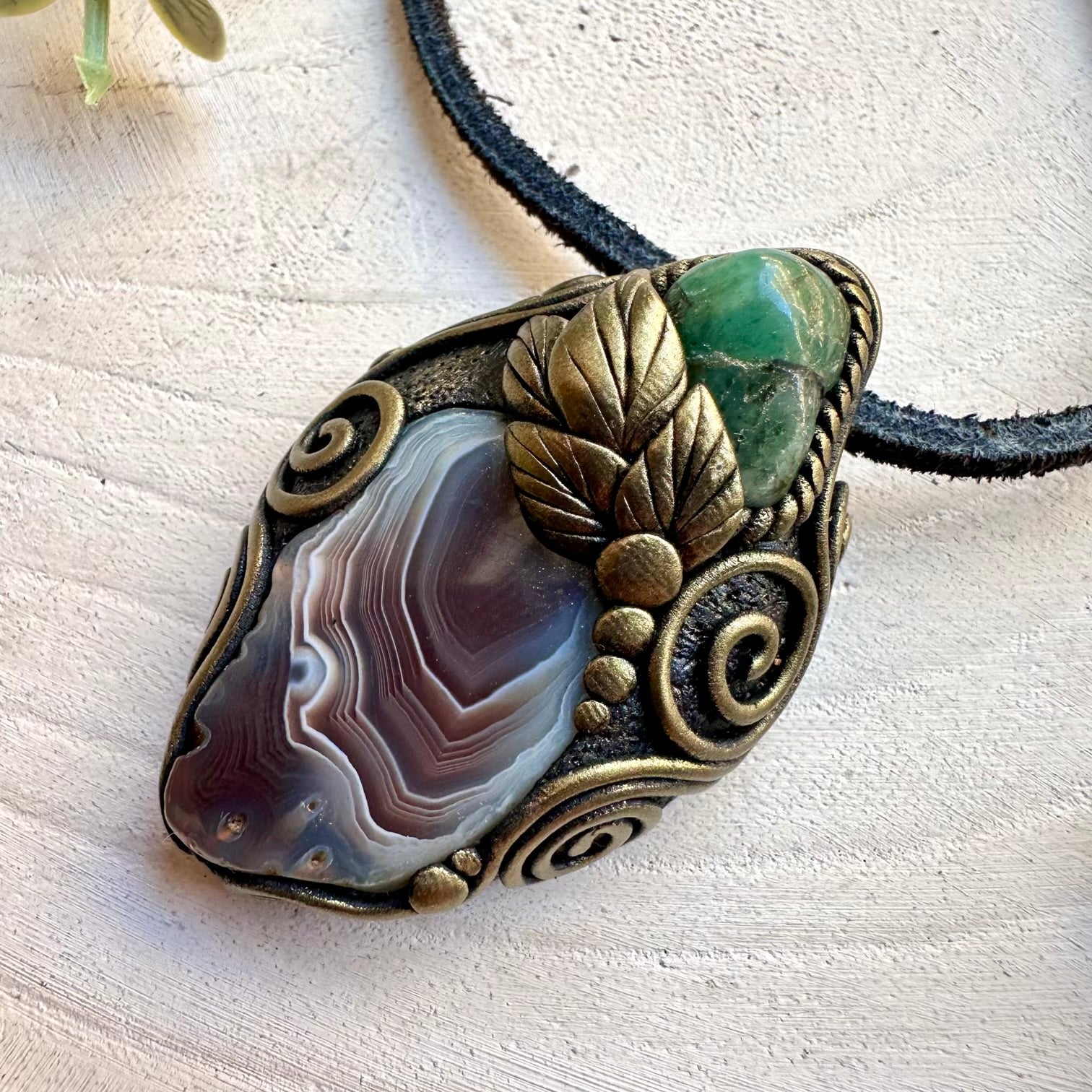 Energy pendant with agate and emerald