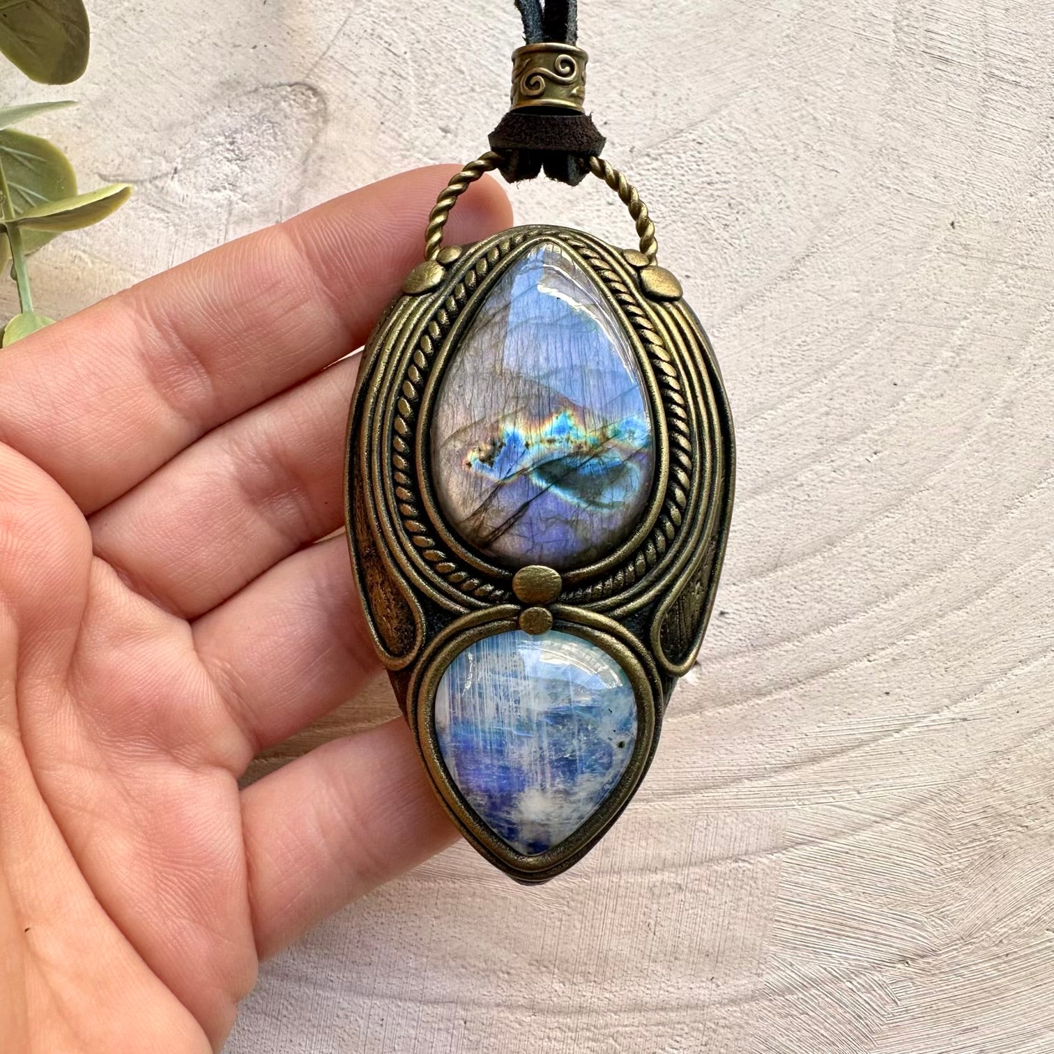 Healing crystal pendant with labradorite and moonstone