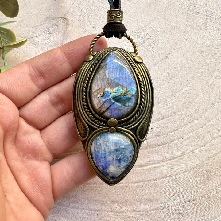 Healing crystal pendant with labradorite and moonstone