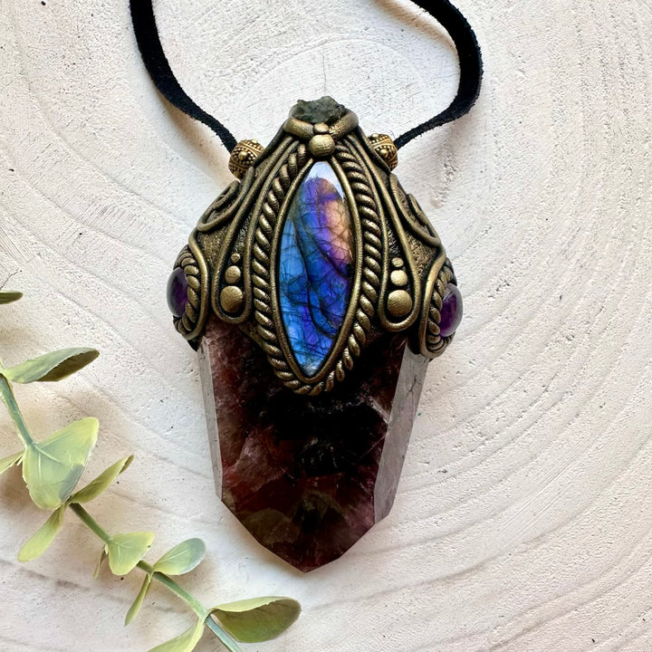 Witch gemstone necklace with Super Seven Quartz, Labradorite and Moldavite in a handcrafted design.