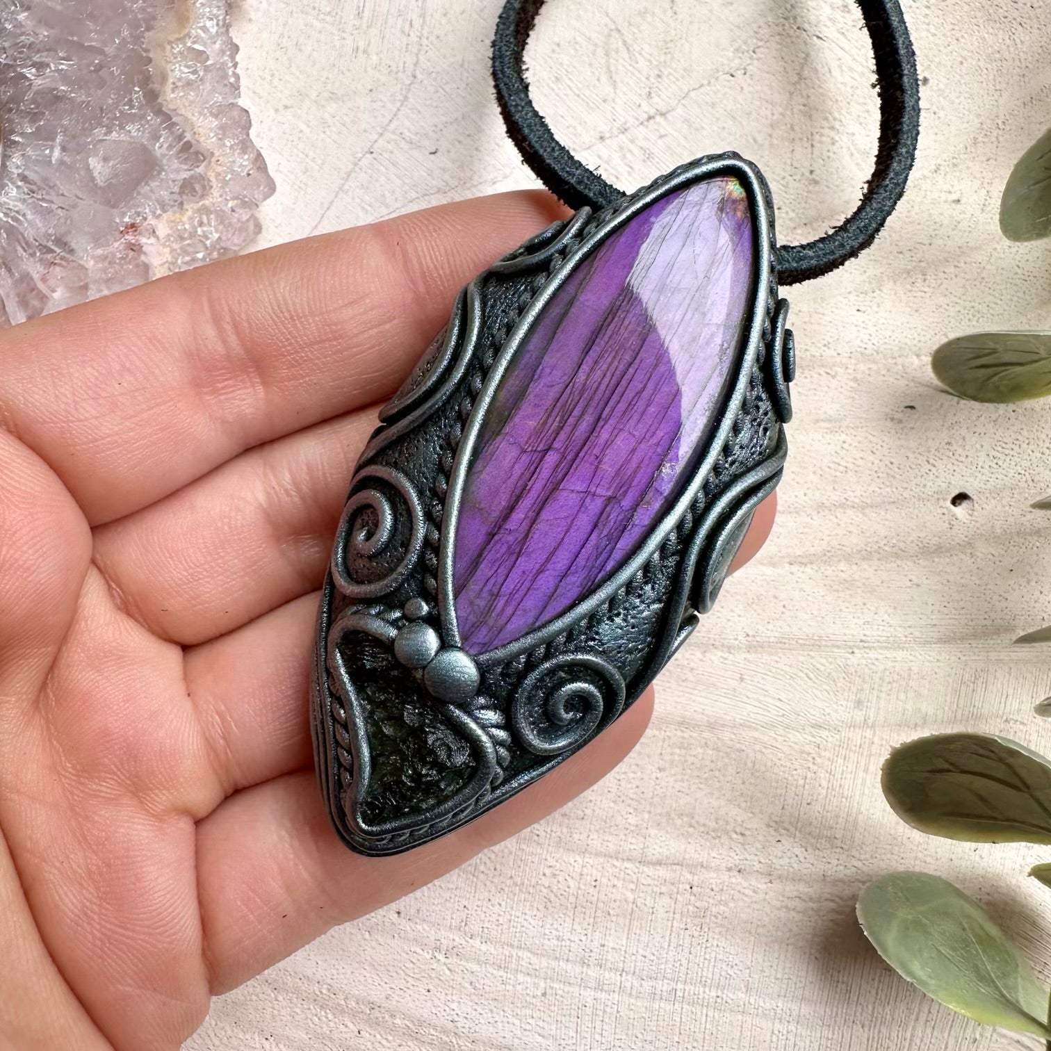 Healing crystal pendant with moldavite and labradorite