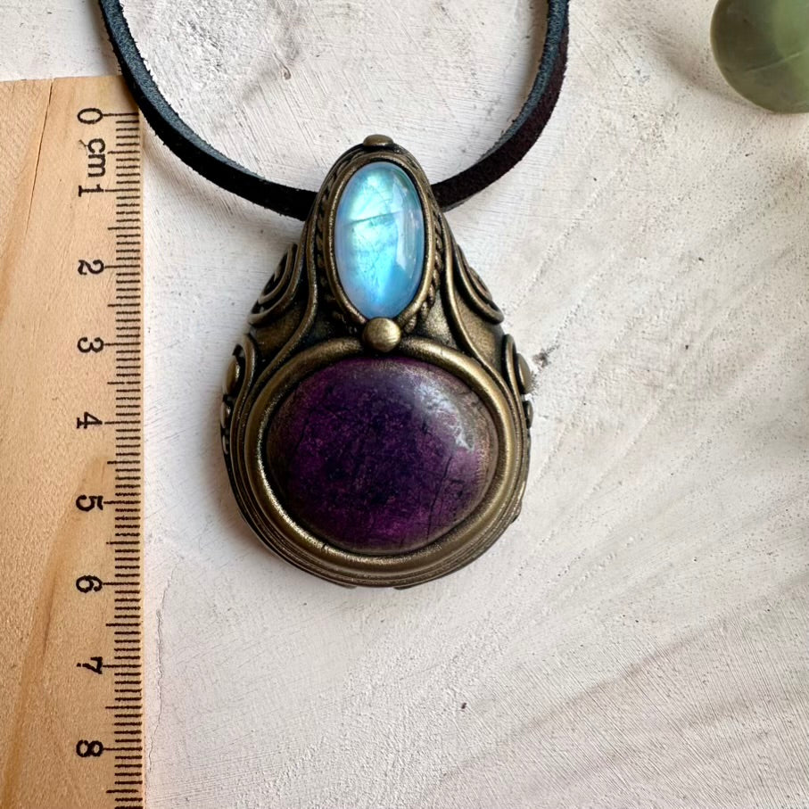 Healing gemstone necklace combining purpurite and rainbow moonstone
