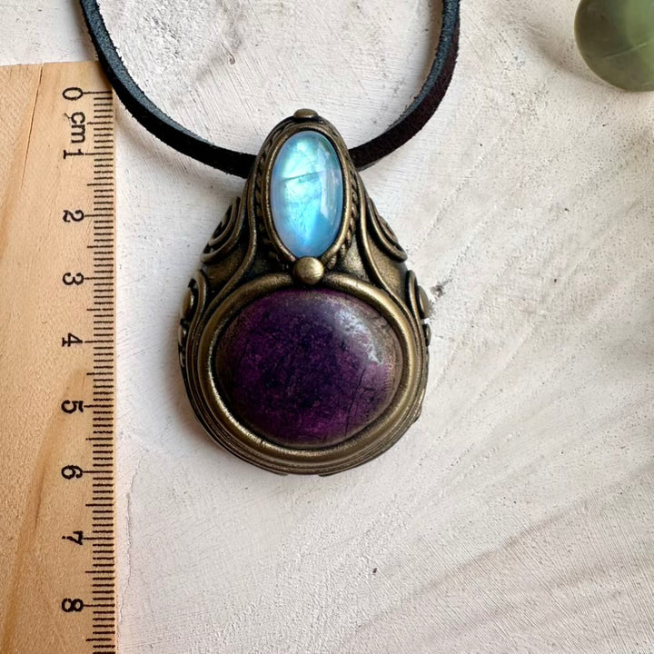 Healing gemstone necklace combining purpurite and rainbow moonstone