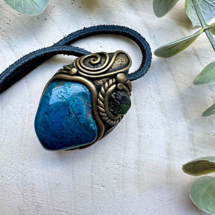 Healing crystal pendant with moldavite and shattuckite