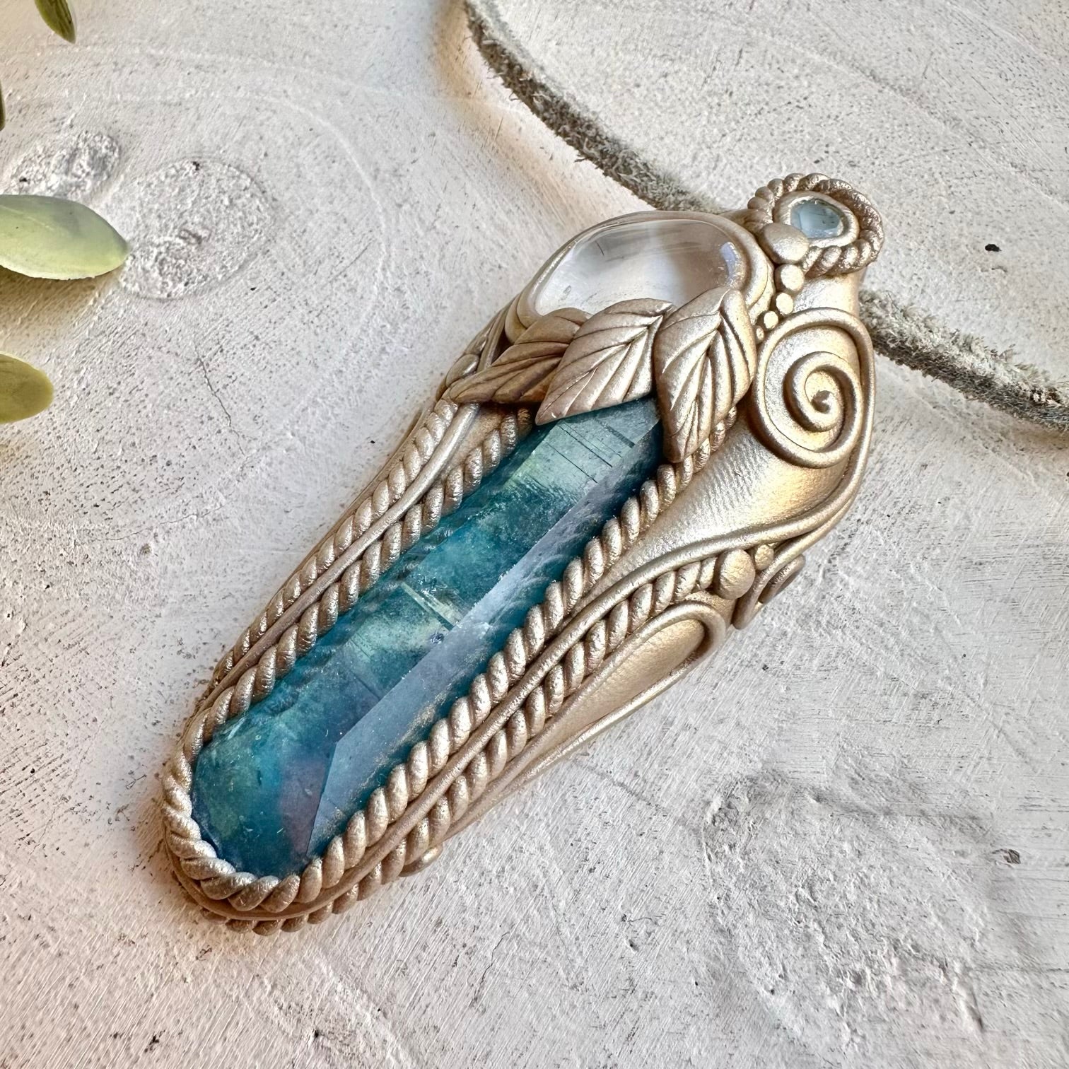 Healing crystal necklace with natural healing crystals