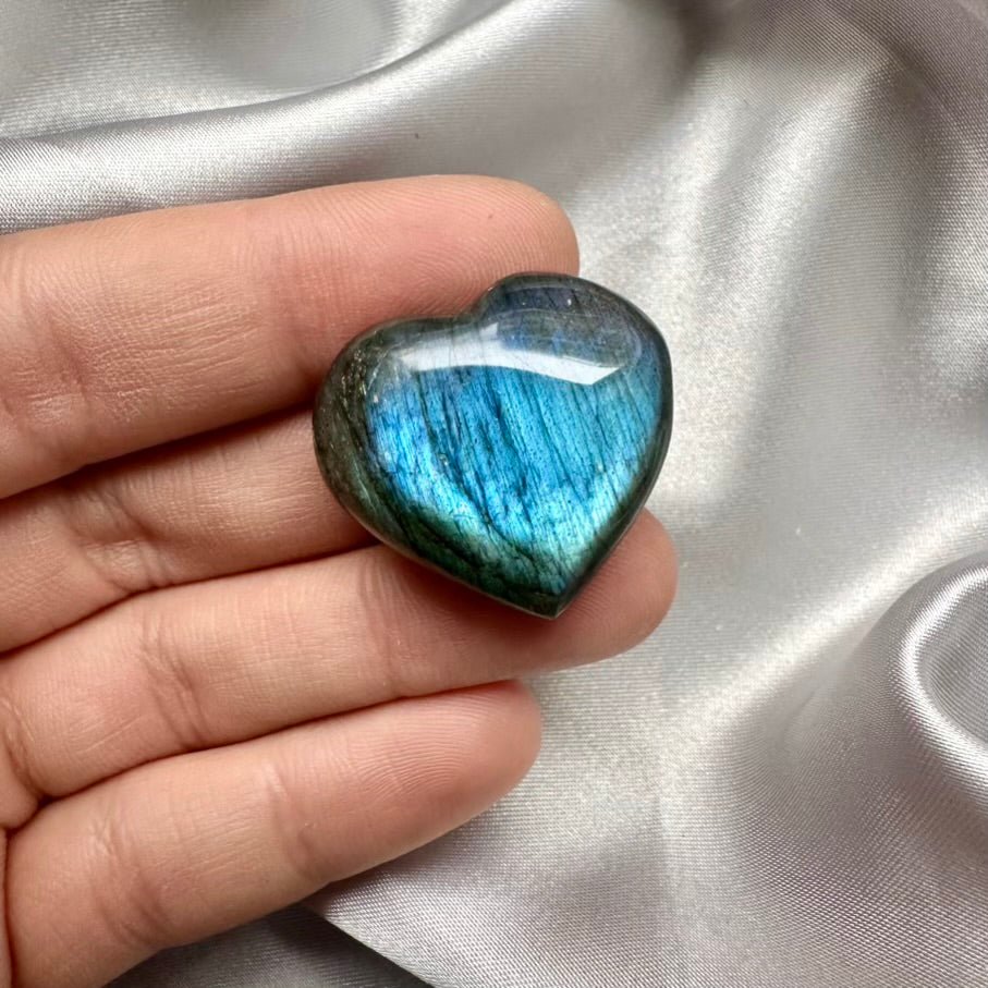 Labradorite Heart – Natural Polished Gemstone for Protection, Intuition & Energy Transformation (1 or 5 Pieces Set) - FairyGardenGlow