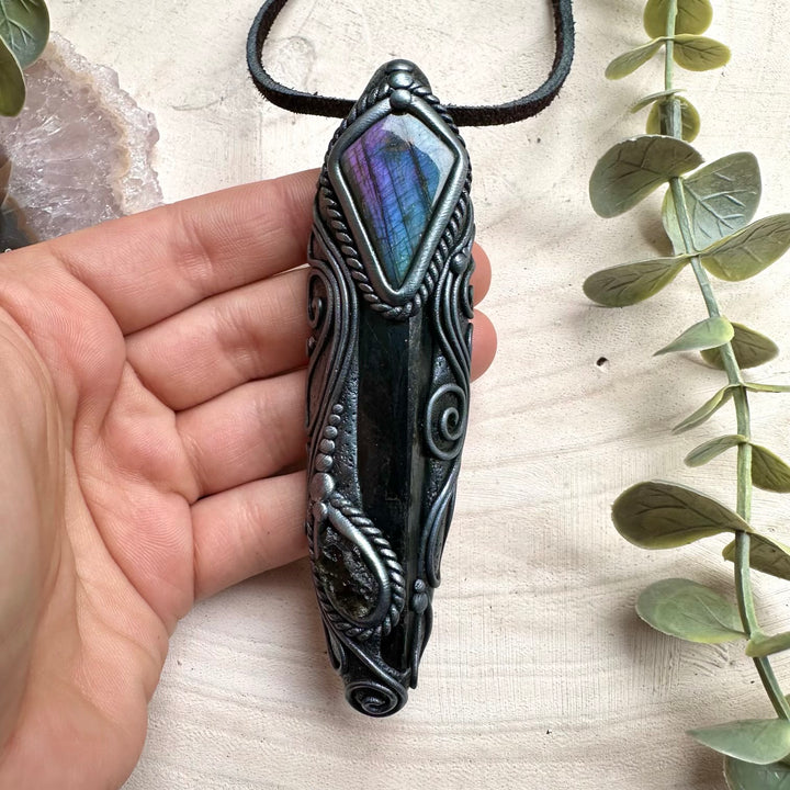 Unisex gemstone necklace with moldavite and labradorite